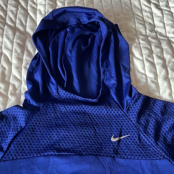 Lightweight running Nike long sleeve with hood - Picture 2 of 8